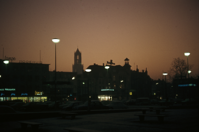 119418 Gezicht op het Vredenburg te Utrecht, bij avond, uit het westen, met op de achtergrond het silhouet van de Domtoren.